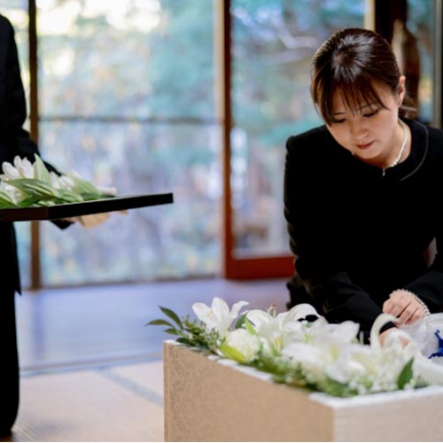 棺に花を入れている様子
