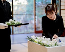 棺に花を入れている様子